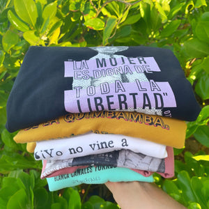 Camisas con frases de próceres de Puerto Rico.
