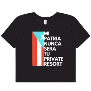 Camisa de mujer crop top con mensaje contra la gentrificacion de Puerto Rico Mi patria nunca sera tu private resort
