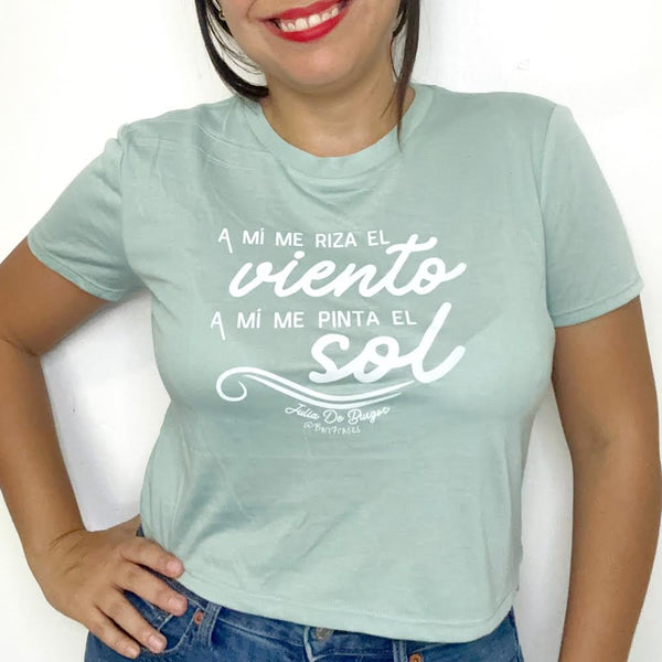 Camisa con frase de Julia De Burgos: A mi me riza el viento, a mi me pinta el sol | Julia De Burgos poems quote shirt