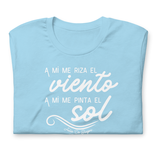 Camisa con frase y los versos más reconocidos del uno de los primeros poemas feministas de Puerto Rico "A Julia De Burgos":  "Tú te rizas el pelo y te pintas; yo no, a mí me riza el viento, a mí me pinta el sol."