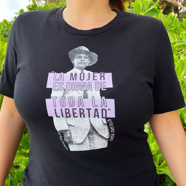 Camisa con frase de Luisa Capetillo, símbolo de los derechos de la mujer y la equidad en Puerto Rico: "La mujer, como factor importante en la civilización humana, es digna de obtener toda la libertad." T-Shirt with Luisa Capetillo's quote.