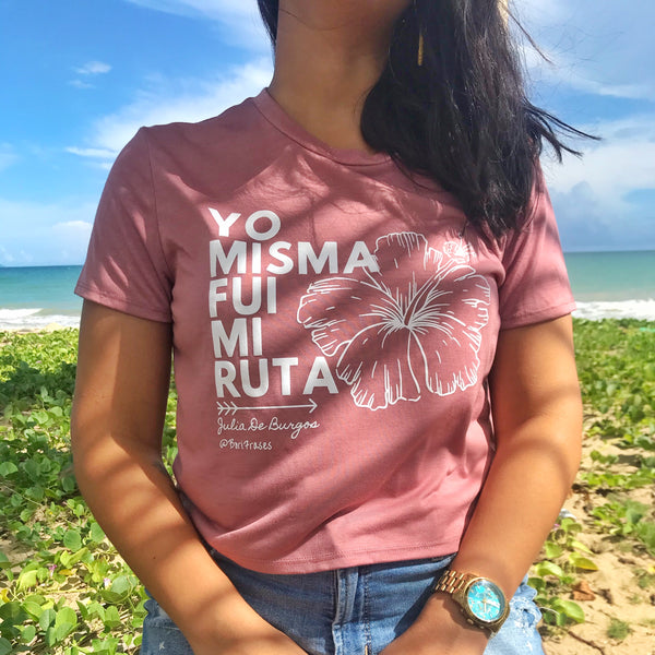 Camisa crop top con verso del poema Yo misma fui mi ruta de la poeta puertorriqueña, Julia De Burgos