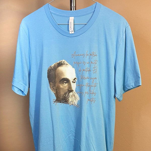 Camisa T-Shirt con frase de Eugenio María de Hostos: "Amamos la patria porque es un punto de partida. La vida es un viaje; la razón no sabría encontrar el punto de partida si no fuera por el terruño cuya imagen atrayente vemos por todas partes." | Tshirt with Hostos quote.