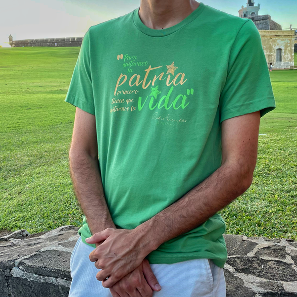 Camisa t-shirt con frase de Pedro Albizu Campos: “Para quitarnos la patria primero tienen que quitarnos la vida.” Shirt with Pedro Albizu Campos quote