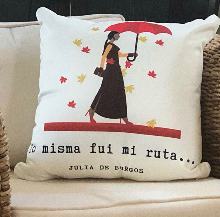 Cojín con frase de la poeta puertorriqueña, Julia De Burgos