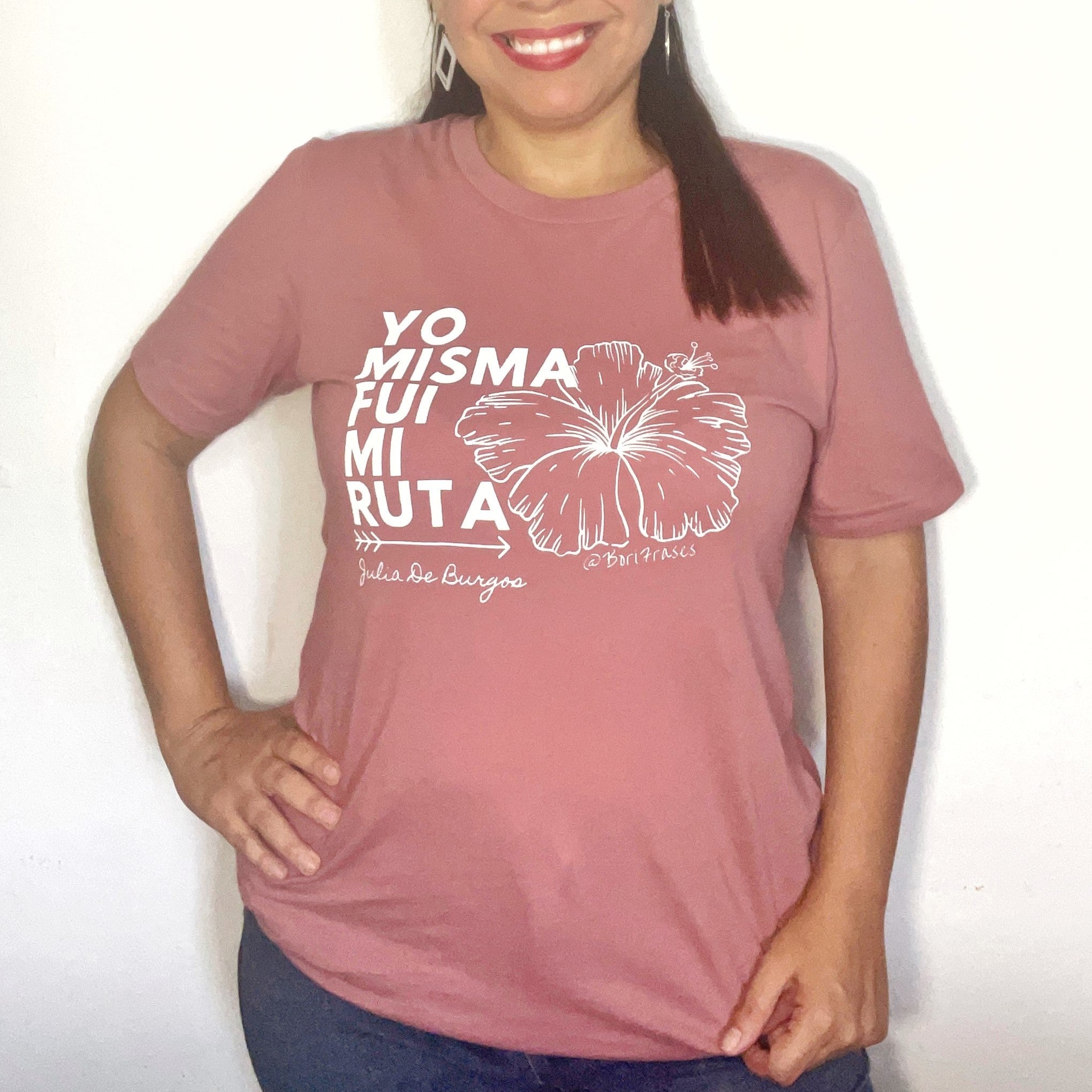 Camisa t-shirt con verso del poema Yo misma fui mi ruta de la poeta puertorriqueña, Julia De Burgos: "Se me torció el deseo de seguir a los hombres." Marca: Bella+Canvas Diseñada e impresa 100% en Puerto Rico.
