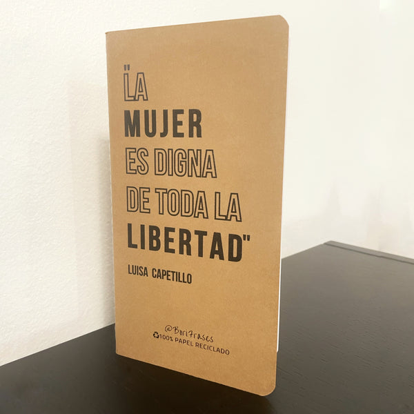 Libreta con frase de la lider feminista y sindical de Arecibo, Puerto Rico, Luisa Capetillo: "La mujer, como factor importante en la civilización humana, es digna de obtener toda la libertad."