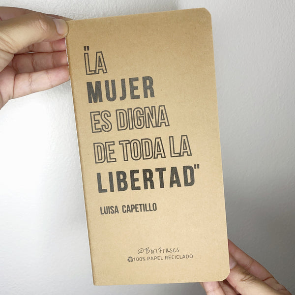 Libreta con frase de la lider feminista y sindical de Arecibo, Puerto Rico, Luisa Capetillo: "La mujer, como factor importante en la civilización humana, es digna de obtener toda la libertad."