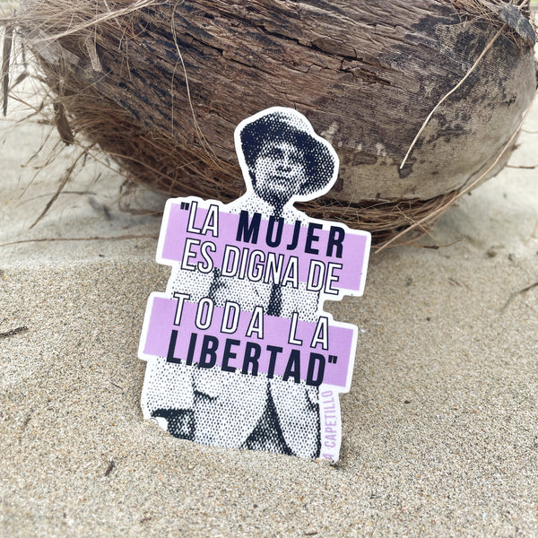 Sticker con frase de Luisa Capetillo, símbolo de los derechos de la mujer y la equidad en Puerto Rico: "La mujer, como factor importante en la civilización humana, es digna de obtener toda la libertad." Sticker with Luisa Capetillo's quote.