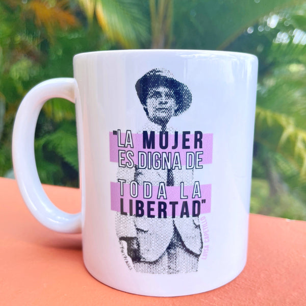 Taza con frase de Luisa Capetillo, símbolo de los derechos de la mujer y la equidad en Puerto Rico: "La mujer, como factor importante en la civilización humana, es digna de obtener toda la libertad." Mug with Luisa Capetillo's quote.