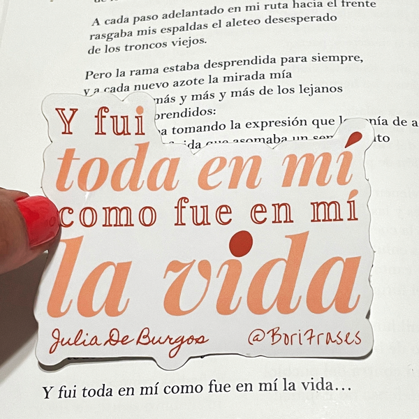 Sticker con este verso del famoso poema Yo misma fui mi ruta, de la poetisa más querida de Puerto Rico: Julia De Burgos. "Y fui toda en mí como fue en mí la vida". Diseñado en Puerto Rico
