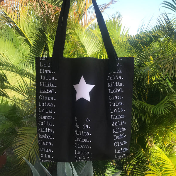 Tote Bag de la bandera de Puerto Rico con frases de las #heroínaspr, siete mujeres históricas, latinas, puertorriqueñas y feministas. 
