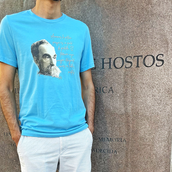 Camisa T-Shirt con frase de Eugenio María de Hostos: "Amamos la patria porque es un punto de partida. La vida es un viaje; la razón no sabría encontrar el punto de partida si no fuera por el terruño cuya imagen atrayente vemos por todas partes." | Tshirt with Hostos quote.