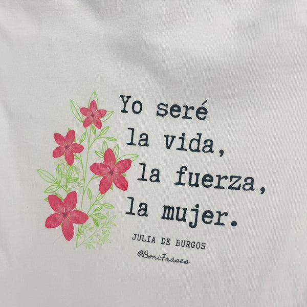 Camisa para niña con la frase del poema A Julia De Burgos: Yo soy la vida, la fuerza, la mujer. 
