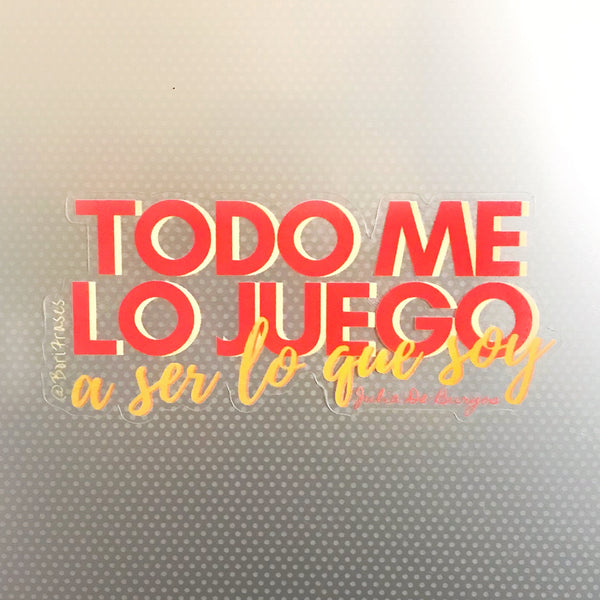 Clear sticker con frase de la poeta de Puerto Rico, Julia De Burgos, y su poema "A Julia De Burgos": "Yo todo me lo juego a ser lo que soy yo."