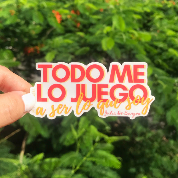 Clear sticker con frase de la poeta de Puerto Rico, Julia De Burgos, y su poema "A Julia De Burgos": "Yo todo me lo juego a ser lo que soy yo."