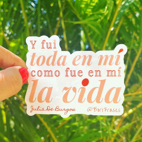 Sticker con este verso del famoso poema Yo misma fui mi ruta, de la poetisa más querida de Puerto Rico: Julia De Burgos. "Y fui toda en mí como fue en mí la vida". Diseñado en Puerto Rico