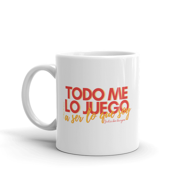 Taza de café o té con frase del poema "A Julia De Burgos", de la poeta de Puerto Rico, Julia De Burgos: "Tú eres como tu mundo, egoísta; yo no; que en todo me lo juego a ser lo que soy yo."  