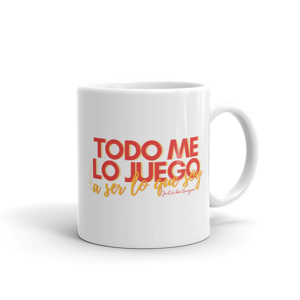 Taza de café o té con frase del poema "A Julia De Burgos", de la poeta de Puerto Rico, Julia De Burgos: "Tú eres como tu mundo, egoísta; yo no; que en todo me lo juego a ser lo que soy yo."  