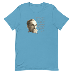 Camisa T-Shirt con frase de Eugenio María de Hostos: "Amamos la patria porque es un punto de partida. La vida es un viaje; la razón no sabría encontrar el punto de partida si no fuera por el terruño cuya imagen atrayente vemos por todas partes." | Tshirt with Hostos quote.